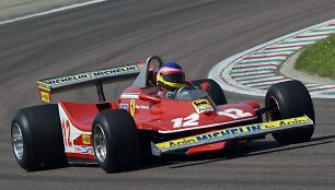 Jacquesas Villeneuve'as vairuoja savo tėvo, žuvusio prie&scaron; 30 metų, bolidą