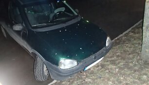 Po gaudynių apgadintas automobilis
