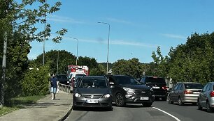 Alytuje vyras grasino nu&scaron;okti nuo tilto