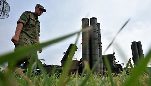 Rusijos karys prie oro gynybos sistemos „S-400 Triumf“