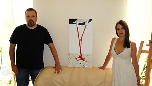 Andrius Užkalnis ir Dovilė Bilk&scaron;tienė su paveikslu 