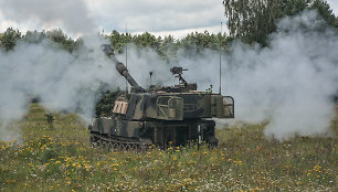 Lietuvos kariuomenės savaeigės haubicos PzH2000 pratybose „Ugninis griausmas“