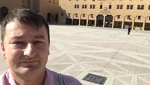 Teisingumo aik&scaron;tė Riade, kur anksčiau vykdavo egzekucijos, gerindami įvaizdį dabar jas perkėlė į nuo&scaron;alesnę vietą. Fone - Moralės policijos būstinė