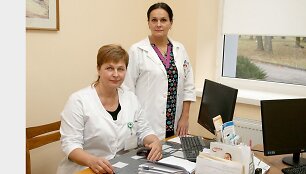 Kėdainių ligoninėje dirbanti gydytoja geriatrė Rasa Maselienė ir slaugytoja Gražina Petrusevičienė