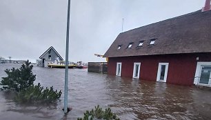 Drevernoje pakilęs Kuršių marių vanduo apsėmė namus