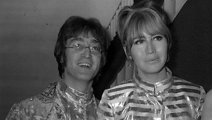 Johnas Lennonas ir Cynthia Lennon (1968 m.)