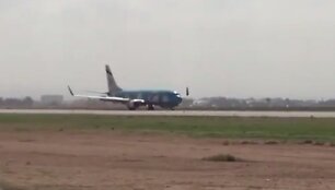 El -Al avialinijų lėktuvas oro uoste leidžiasi avariniu būdu