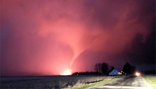 JAV praūžė galinga audra ir tornadai