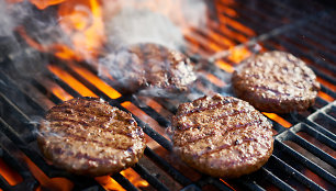 Greito maisto mėgėjams: ant griliaus čirškiname mėsainį ir kebabus