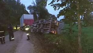 Sunkvežimio avarija Pakalni&scaron;kėse