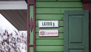 Latvijos nepriklausomybės dieną vilniečiai Latvių gatvę papuo&scaron;ė užra&scaron;u &ndash; Latvie&scaron;u iela