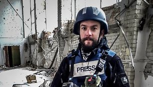 Fotožurnalistas Vidmantas Balkūnas rengia reportažą iš Ukrainos karo priešakinių apkasų