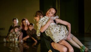 Kauno &scaron;okio teatro &bdquo;Aura&ldquo; premjera &ndash; &scaron;okio spektaklis &bdquo;Noriu maitinančios dienos i&scaron; tavo rankų&ldquo;