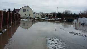 Nemėžio A.Mickevičiaus gatvė per pavasarinį polaidį