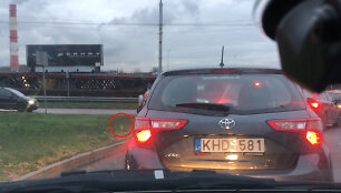 Vairuotojas i&scaron;metė nuorūką