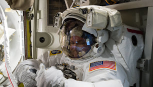 Astronautas Scottas Kelly atvirame kosmose.