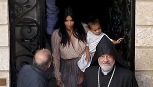 Kim Kardashian Izraelyje pakrikštijo savo dukrą