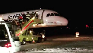 Bostono oro uoste nuo trasos tarp tūpimo tako ir terminalo nuvažiavo &bdquo;JetBlue&ldquo; lėktuvas