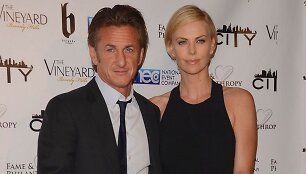 Charlize Theron ir Seanas Pennas