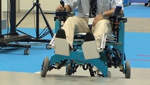 Robotizuotas neįgaliųjų vežimėlis gali užlipti laiptais, tarsi turėtų kojas. 