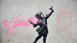 Banksy kūrinys ant pastato Vakarų Anglijoje