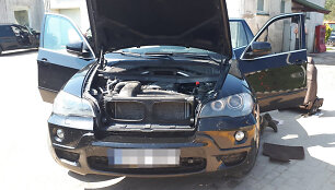 Vienas i&scaron; sulaikytų BMW visureigių