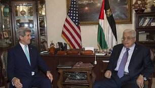 JAV valstybės sekretorius Johnas Kerry su palestiniečių lyderiu Mahmudu Abbasu