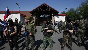 Ginkluoti separatistai prie Rinato Achmetovo namo Donecke
