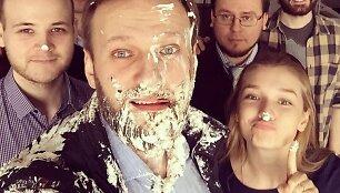 Aleksejus Navalnas po užpuolimo pasidarė asmenukę 