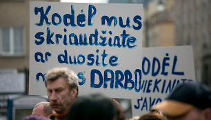 Lietuvos socialinėse įmonėse dirbantys neįgalieji surengė įspėjamąjį mitingą prie Seimo