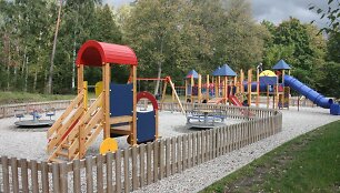 Vaikų žaidimų aik&scaron;telė parke įruo&scaron;ta dar anksčiau