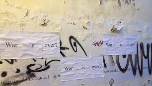 Vilniaus miesto sienos nukabinėtos plakatais &bdquo;War is over?&ldquo;