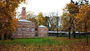 Plungės dvaro laikrodinė-oranžerija