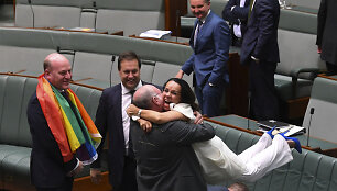 Australijos parlamentas pritarė tos pačios lyties asmenų santuokoms