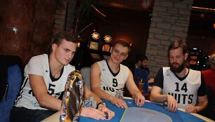 Mantas Bagočius (kairėje), Artūras Jacikas (centre) ir Justas Sema&scaron;ka / pokernews.lt nuotr.