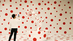 Menininkės Yayoi Kusama instaliacija Los Andžele