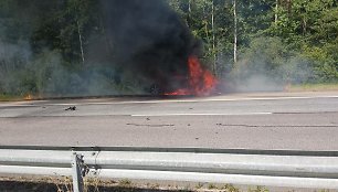 „Mazda“ trenkėsi į magistrale važiavusį naujutėlį traktorių „Belarus“.