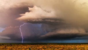 Drąsi fotosesija greta besiartinančio tornado Kanzase