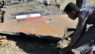 Berniukas prie nukritusio Egipto KOP naikintuvo Mig-21 nuolaužų