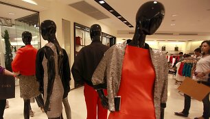 Dubajaus &scaron;eichui reikia 60 asistenčių, kad padėtų jo žmonoms ir dukroms apsipirkti Europoje