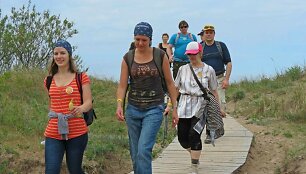 Pirmą kartą Lietuvoje organizuojamas pėsčiųjų žygis &bdquo;Nemuno kilpomis&ldquo; jau bra&scaron;ka per siūles &ndash; dalyvauti jame panoro beveik tūkstantis žygeivių.