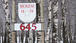 Prie&scaron; Beržų mi&scaron;kelį kabo, matyt, vietos gyventojų sumeistrauta lentelė su Beržų kaimo pavadinimu. I&scaron;radingi tie beržiečiai!