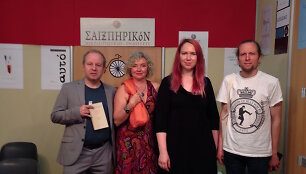 Leidyklos &bdquo;&Scaron;ekspyrikon&ldquo; stende. I&scaron; kairės: vertėjas S. Souliotis, sudarytoja D. Staponkutė, poetai A. Kaziliūnaitė ir M. Burokas.