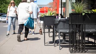Lauko kavinių staliukai ant Vokiečių gatvės &scaron;aligatvio