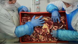 Darbuotojas mėsos perdirbimo fabrike