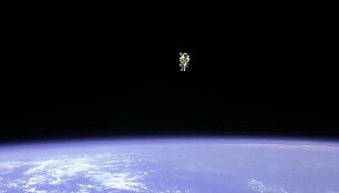 Pirmasis i&scaron;ėjimas į atvirą kosmosą neprisitvirtinus lynu