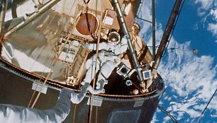 Edwardas G.Gibsonas atvirame kosmose greta kosminės stoties „Skylab“