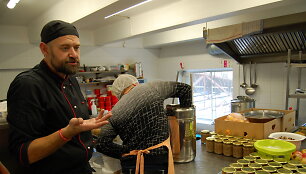 Ovidijus Norvilas gamina maistą skustantiems