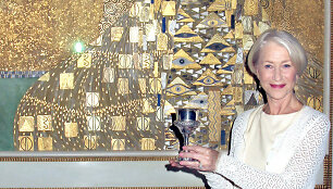 Helen Mirren prie Gustavo Klimto paveikslo &bdquo;Auksinė Adelė&ldquo;
