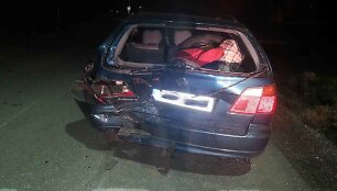 Jonavos policijos pareigūnai ai&scaron;kinasi eismo įvykio aplinkybes ir ie&scaron;ko i&scaron; avarijos vietos pasprukusio vairuotojo.